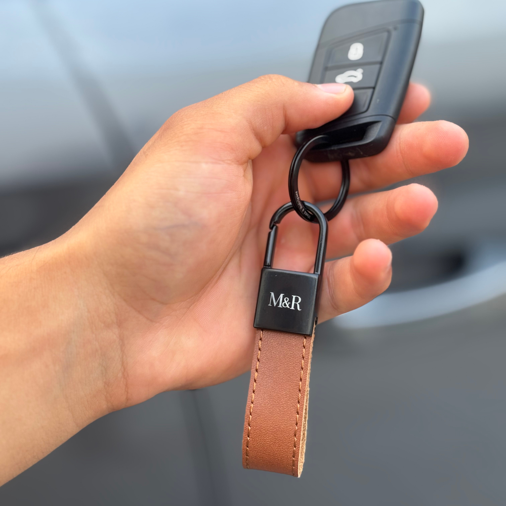 Llavero de cuero genuino marrón con cierre negro M&R Signature