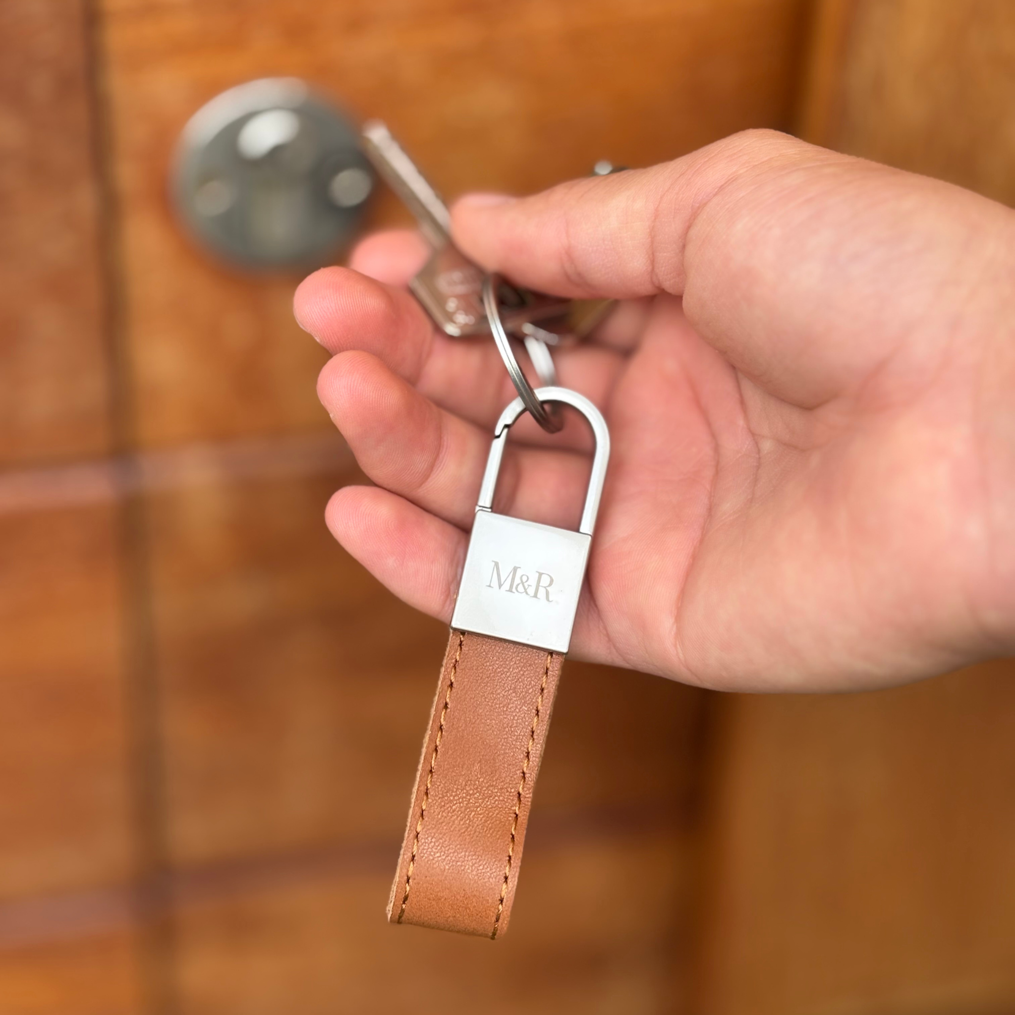 Llavero de cuero genuino marron con cierre plateado M&R Signature