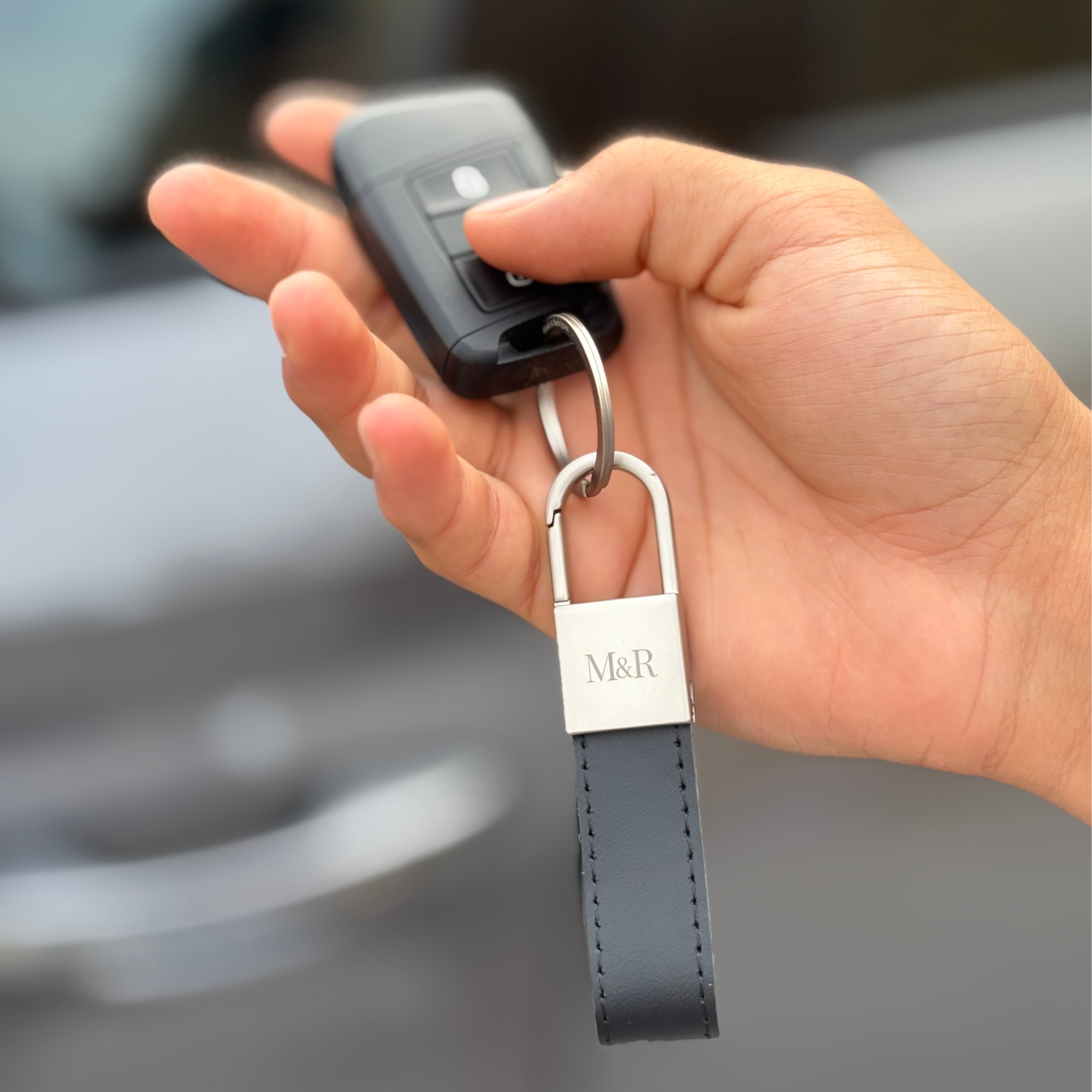 Llavero de cuero genuino negro con cierre plateado M&R Signature